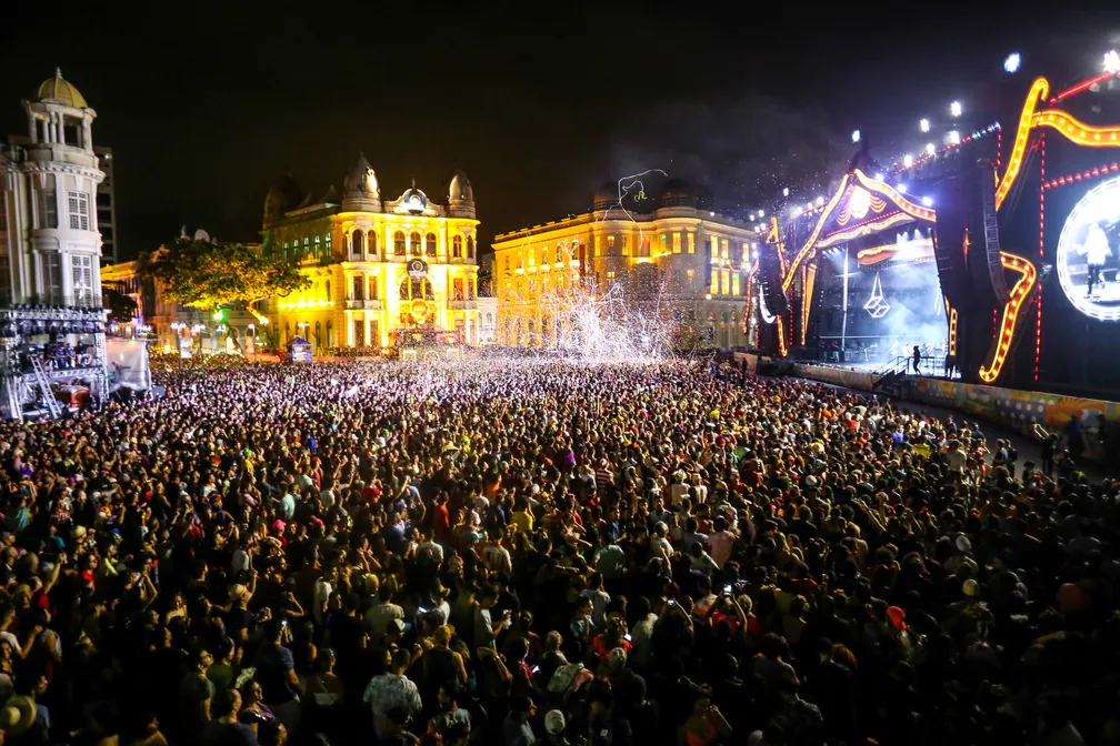 Foliões celebram carnaval no Marco Zero até o amanhecer com frevo e maracatu