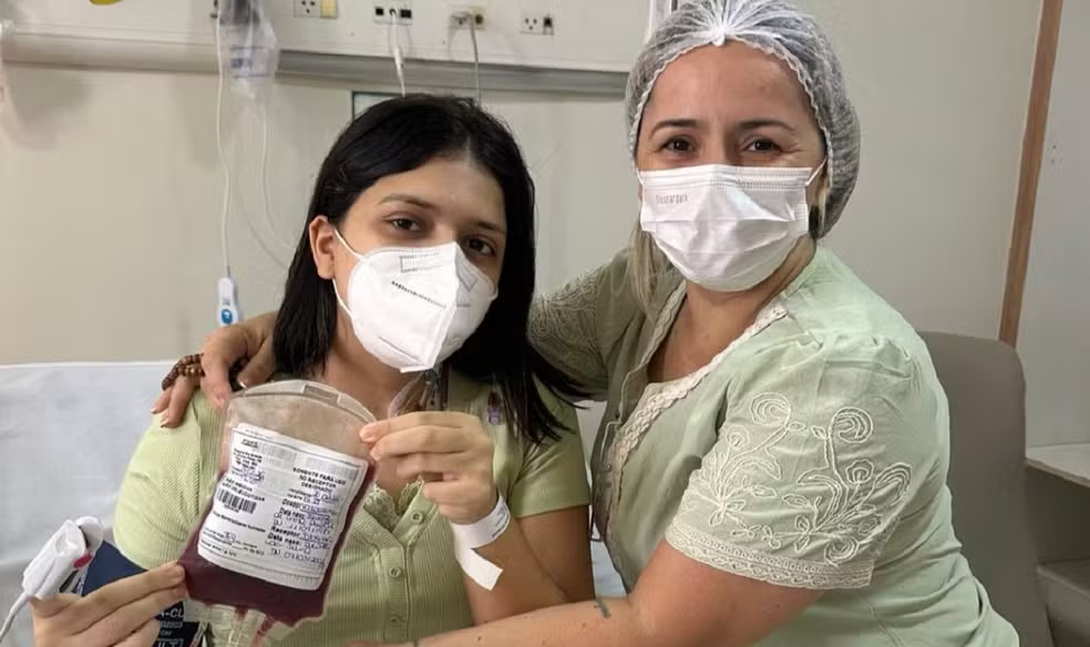 Mãe doa medula óssea para filha durante tratamento em hospital de Natal