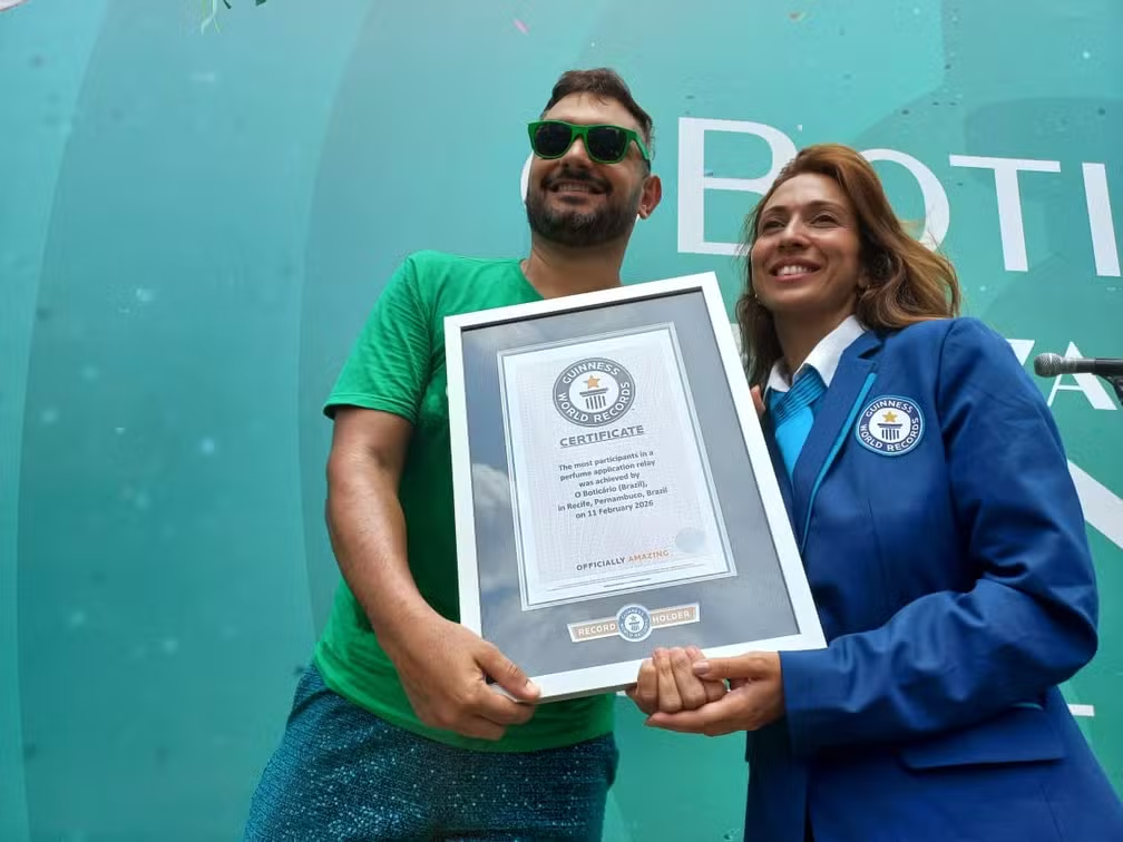 Recife conquista dois recordes no Guinness com maior bloco e revezamento de perfume