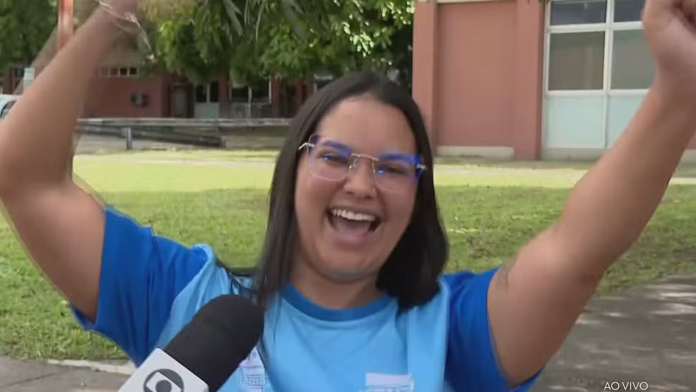 Jovem comemora aprovação na prova prática para tirar CNH sem baliza e rampa
