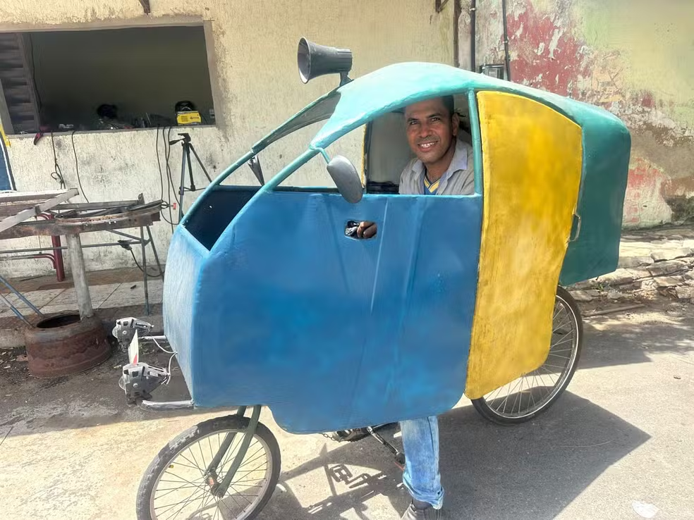 Morador de Mossoró cria bicicóptero para proteção contra sol e chuva