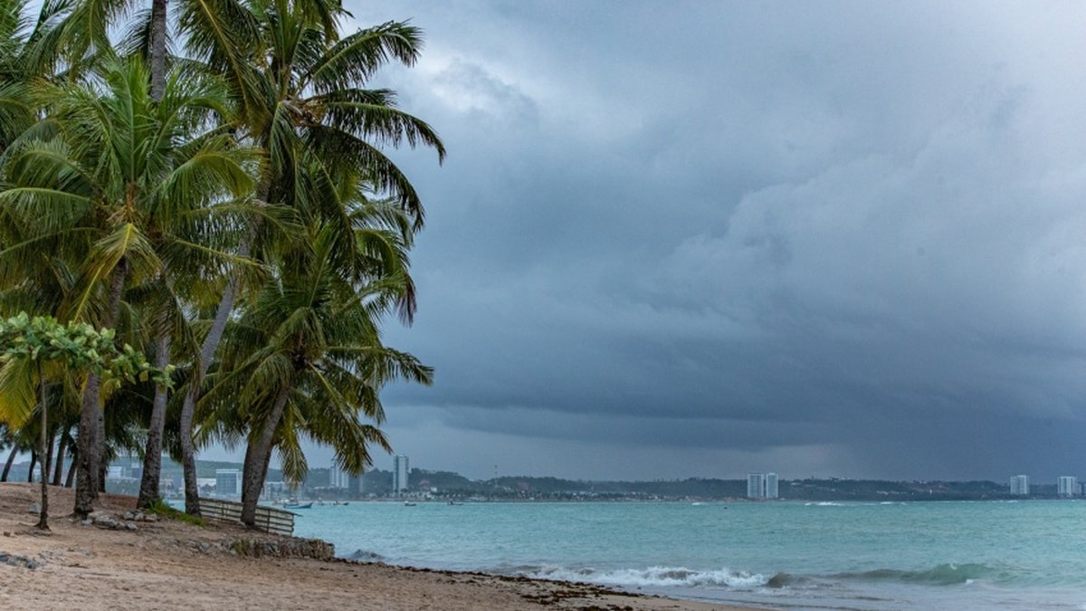 Alagoas entra em alerta de chuvas intensas hoje (28): Inmet prevê ventos fortes e risco de alagamentos