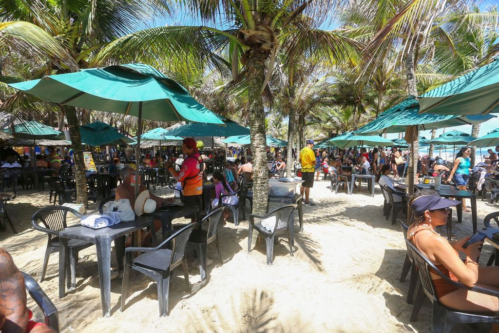 Empresários e governo selam acordo para barracas da Praia do Futuro