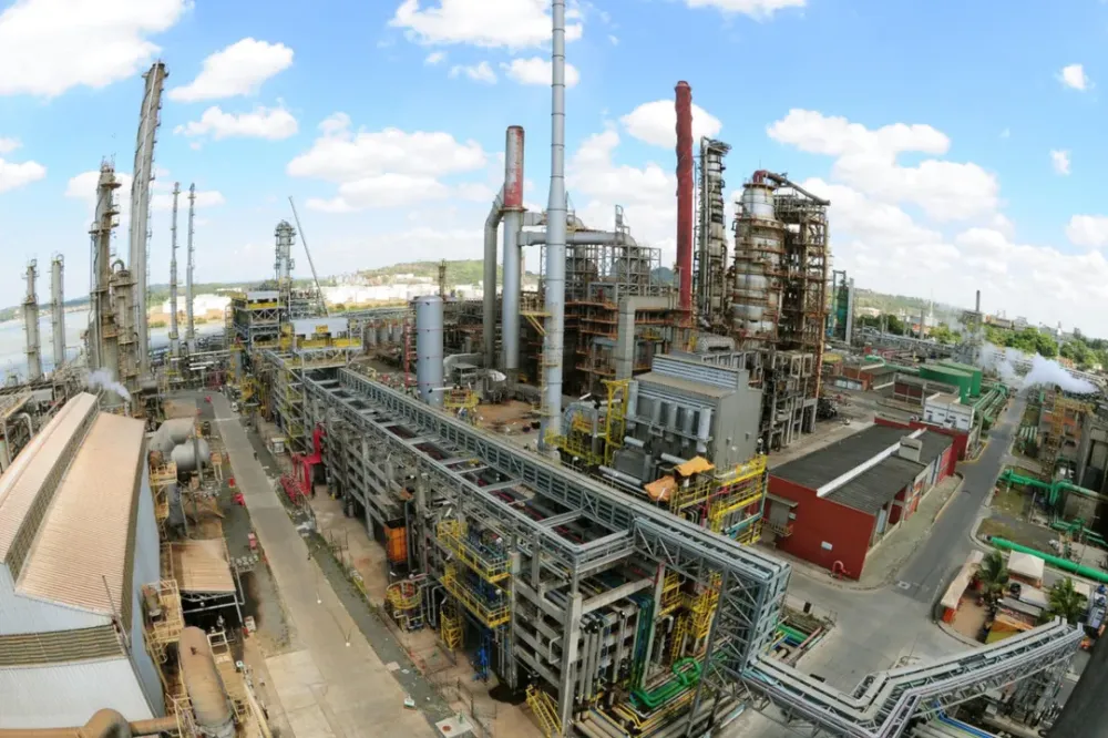 Recompra da refinaria na Bahia gera novo debate sobre política de combustíveis