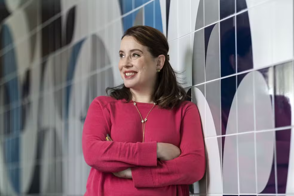 Julia Quinn comenta casal queer Franchaela e curiosidade de Lady Whistledown