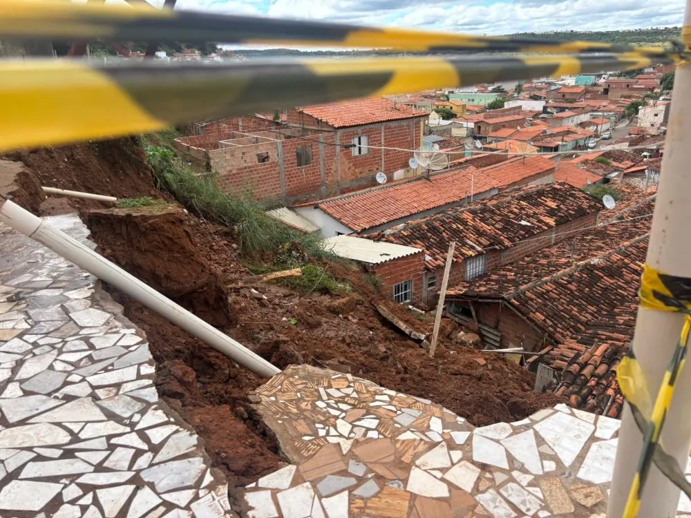Deslizamento de terra em Picos: Seis casas são interditadas no bairro Paroquial após vazamento de água