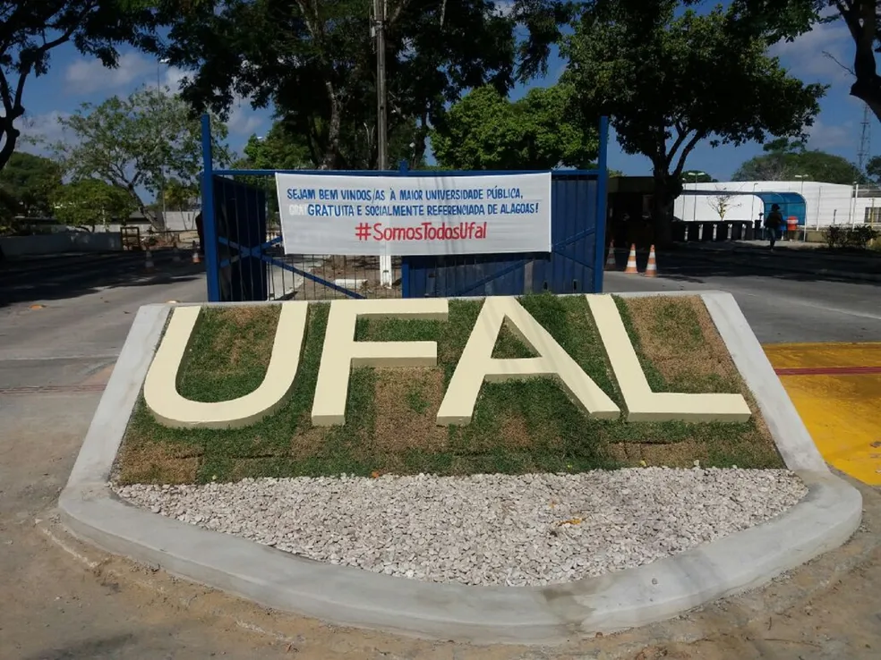 Faculdade da UFAL suspende aulas após ataques de cães dentro do campus