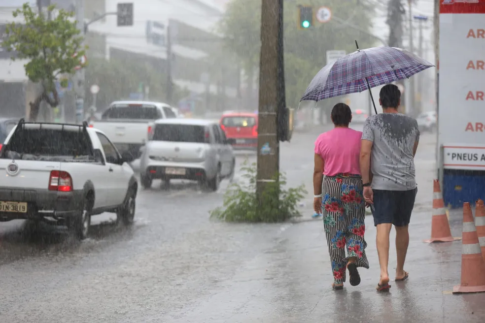 Chuva no Ceará: Inmet emite alerta amarelo para Fortaleza e mais 149 cidades