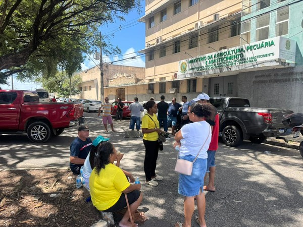 Crise na Ribeira: Pescadores fecham avenida em Natal contra apreensão e exigem liberação das ovas de peixe-voador