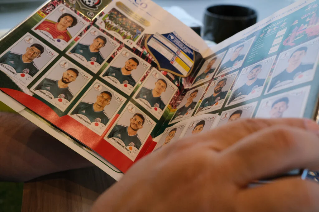 Álbum da Copa 2026 chega maior, mais caro e reacende paixão de colecionadores no Nordeste