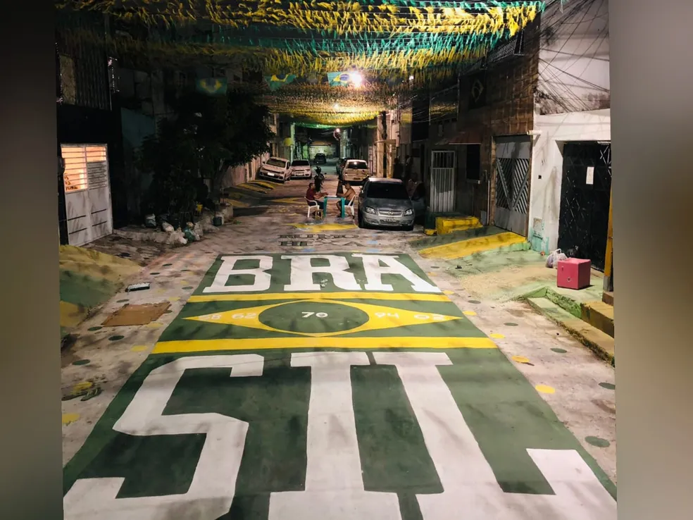 Com vaquinha e trabalho coletivo, moradores transformam rua em homenagem à Seleção