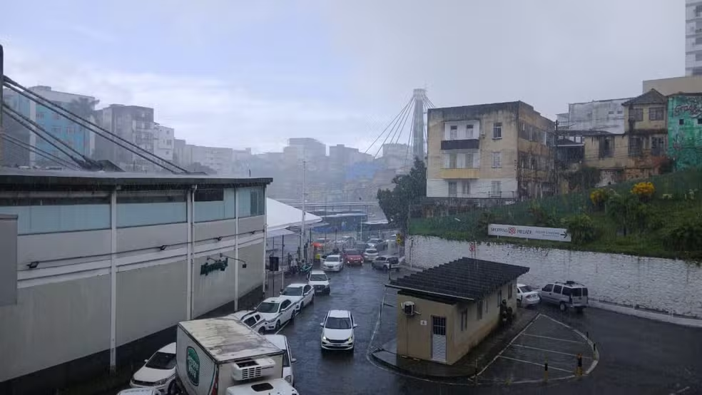Alerta em Salvador: Codesal prevê temporais com raios e ventos fortes até quinta