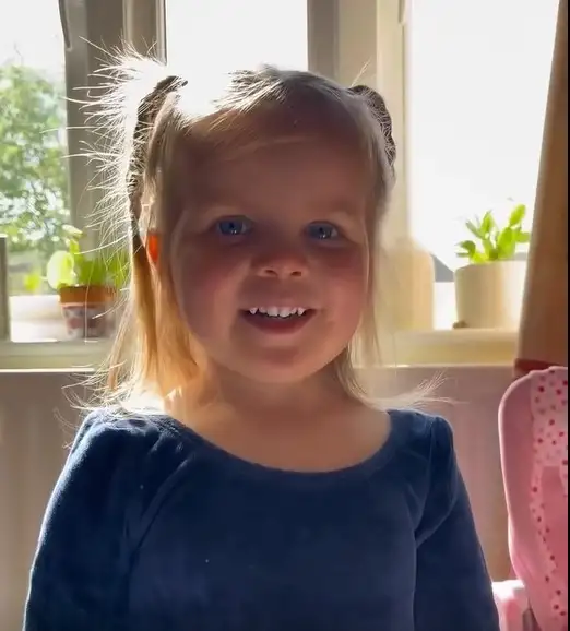 “Mamãe não fala inglês, fala Oxente”: Pequena inglesa viraliza com sotaque de Natal