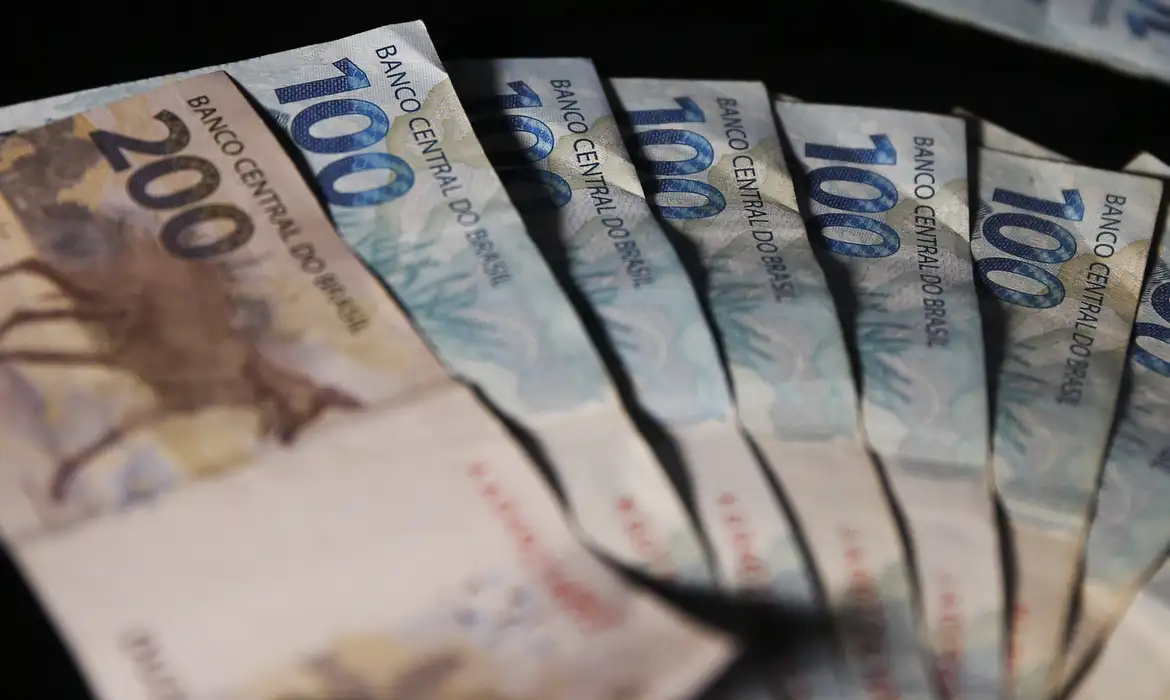 INPC sobe 0,81% em abril e acumulado de 12 meses chega a 4,11%; alimentação é o principal vilão