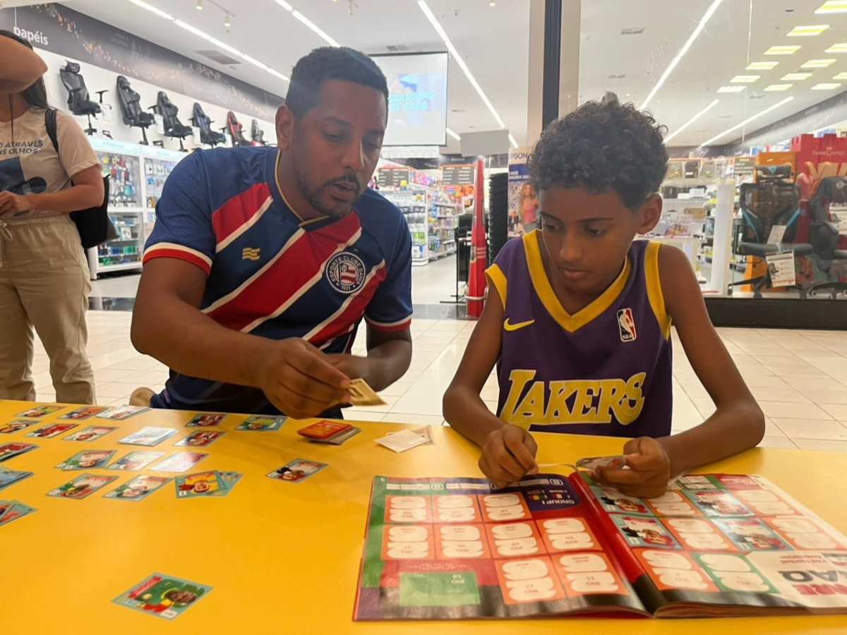Febre em Salvador: Colecionadores movimentam shoppings da capital em busca de figurinhas do álbum da Copa 2026