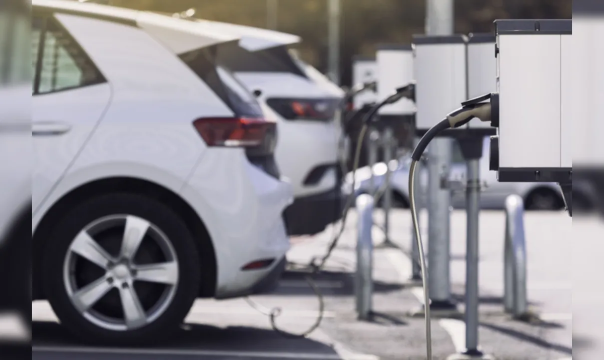 Tomada no posto ou gasolina a R$ 6? O balanço para saber se o carro elétrico compensa o investimento na Paraíba