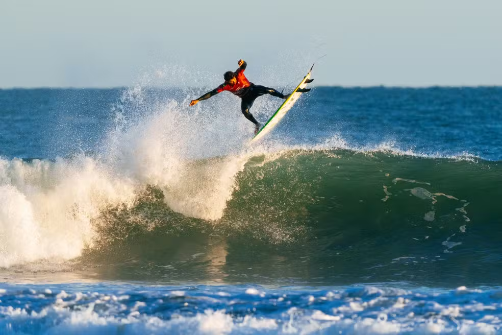 Terceiro dia da WSL em Raglan tem começo e paralisação da competição