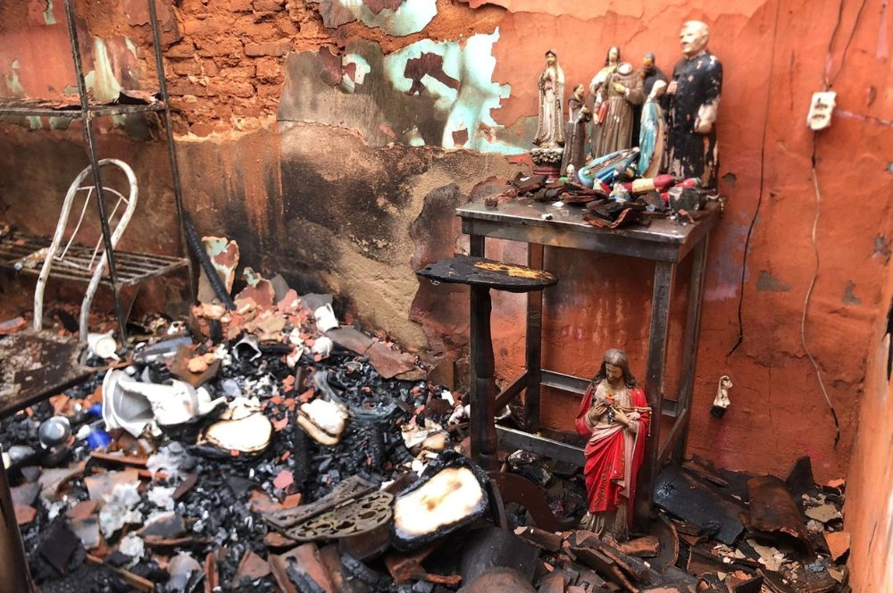 Picos: Química do gesso protegeu altar em casa destruída por chamas