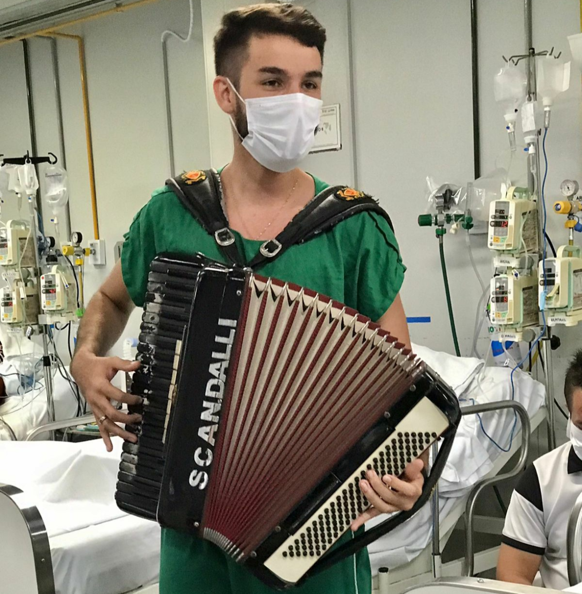 Acordes que curam: Estudante de medicina emociona pacientes ao tocar sanfona em hospitais do Ceará