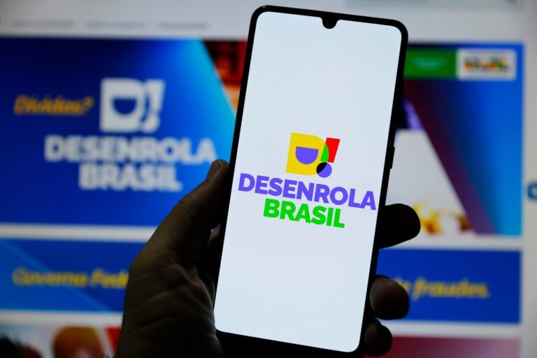 Cidadão consultando dívidas para adesão ao Desenrola Brasil 2.0