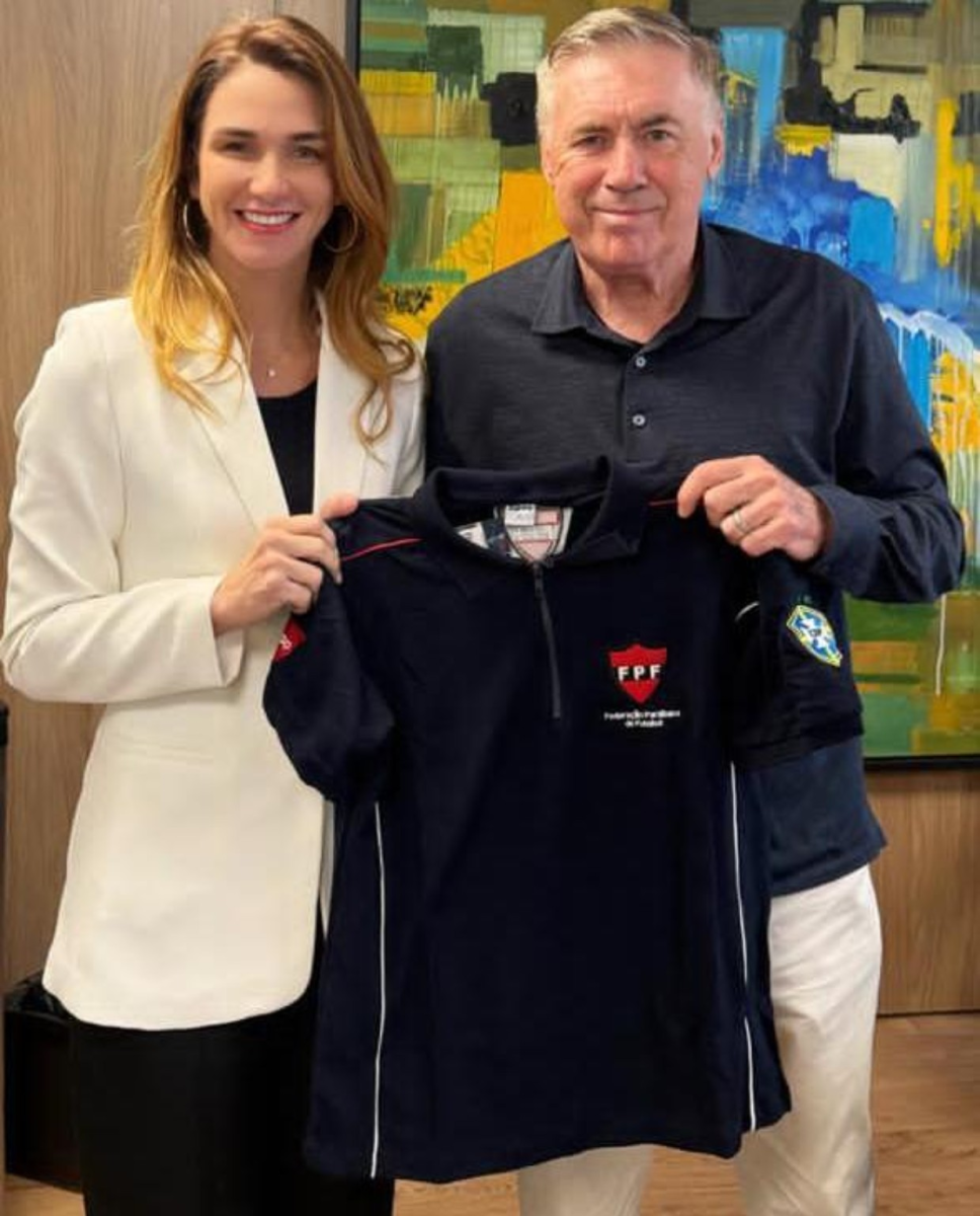 Michelle Ramalho entrega camisa da FPF-PB a Carlo Ancelotti e destaca força do futebol paraibano